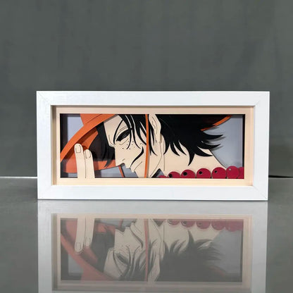 One Piece Ace Anime Light Box od Myanimelightbox, displej, v bílém rámu s ozdobným pozadím