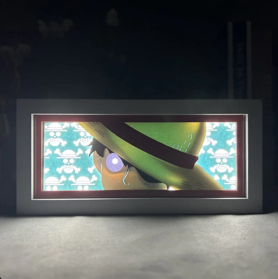 One Piece Luffy Salute Anime Box da MyanimelightBox, brilhando em quarto escuro, iluminação dramática