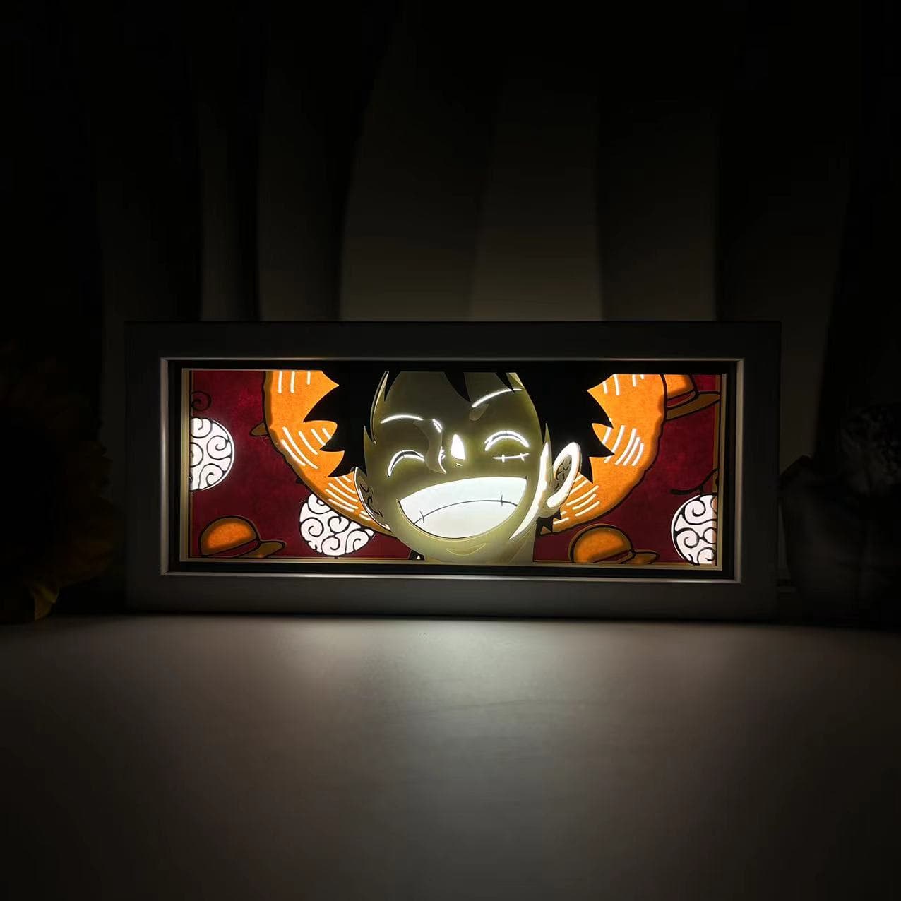 Een stuk Luffy Smile Anime Light Box van MyanimelightBox, gloeiend in donkere kamer, dramatische verlichting

