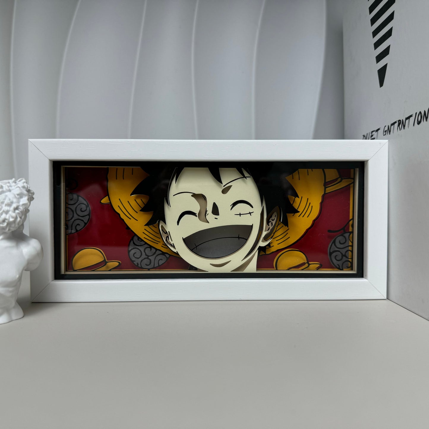 Een stuk Luffy Smile Anime Light Box van MyanimelightBox, Display Off, in White Frame met decoratieve achtergrond
