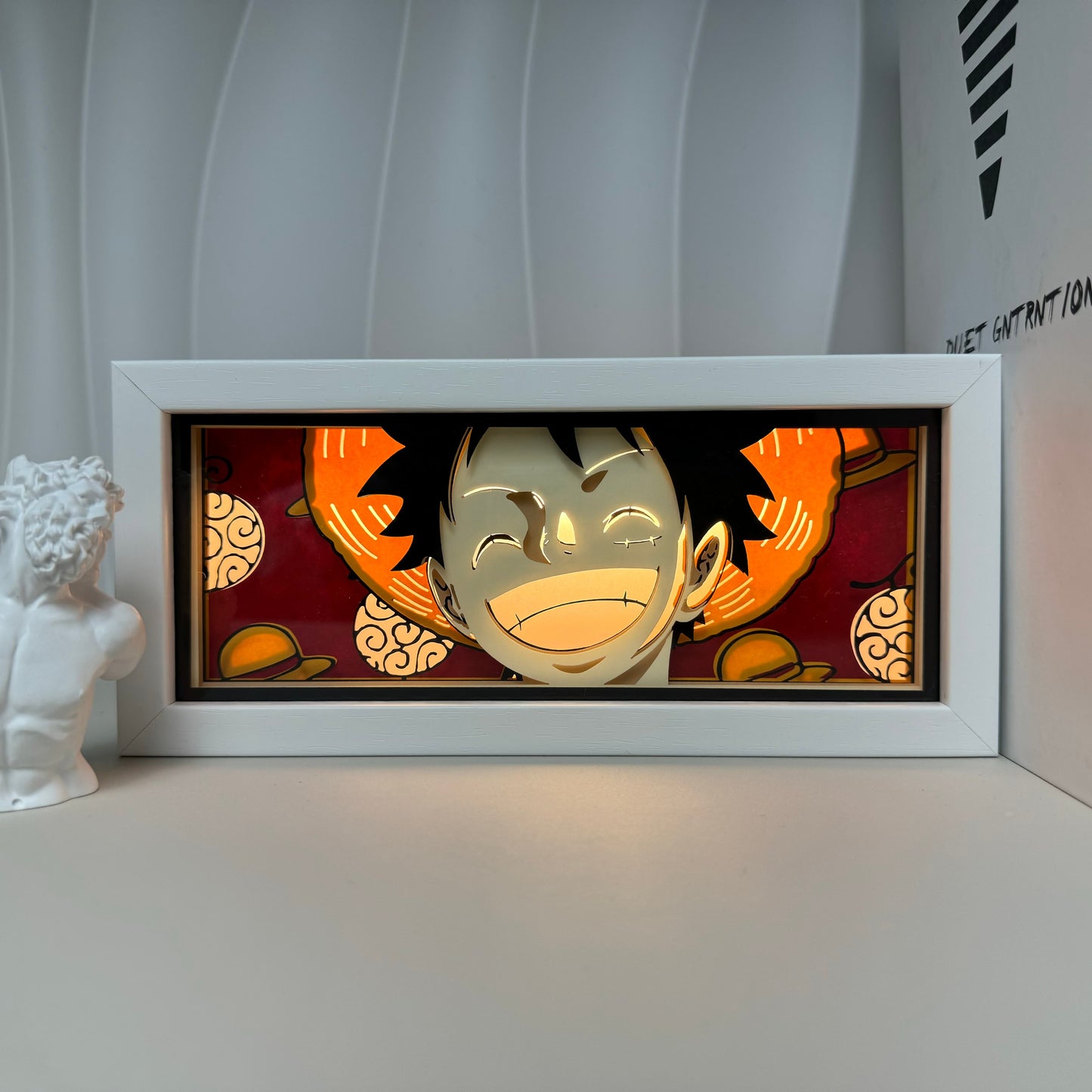 Een stuk Luffy Smile Anime Light Box van MyanimelightBox, ingeschakeld met omgevingslicht
