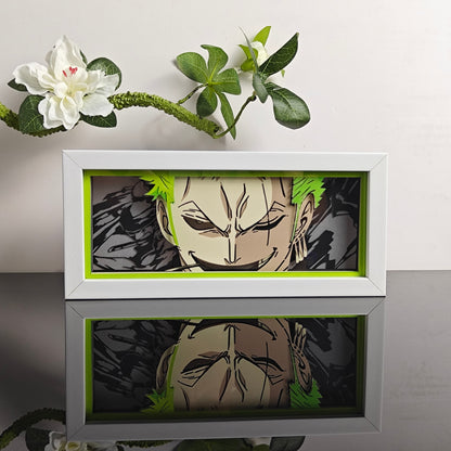 One Piece Zoro Ashura Anime Light Box od Myanimelightbox, zobrazení, v bílém rámu s ozdobným pozadím