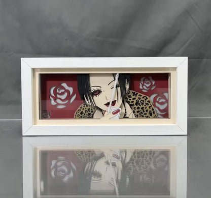 Osaki Nana Anime Light Box od Myanimelightbox, displej, v bílém rámu s ozdobným pozadím