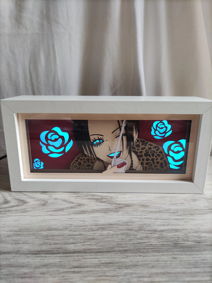 Osaki Nana Anime Light Box od MyanimelightBox, zapnutý s lehkým okolním pokojem