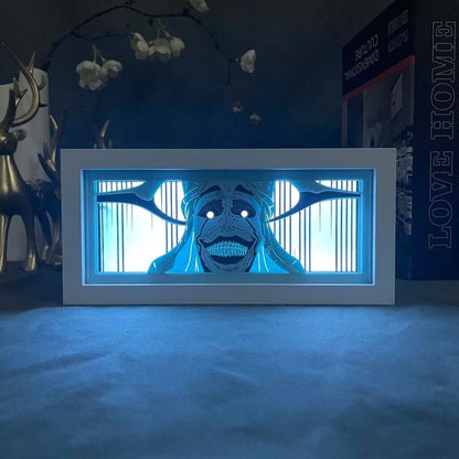 Solo vyrovnávání sochy Anime Light Box od Myanimelightbox, zářící v temné místnosti, dramatické osvětlení
