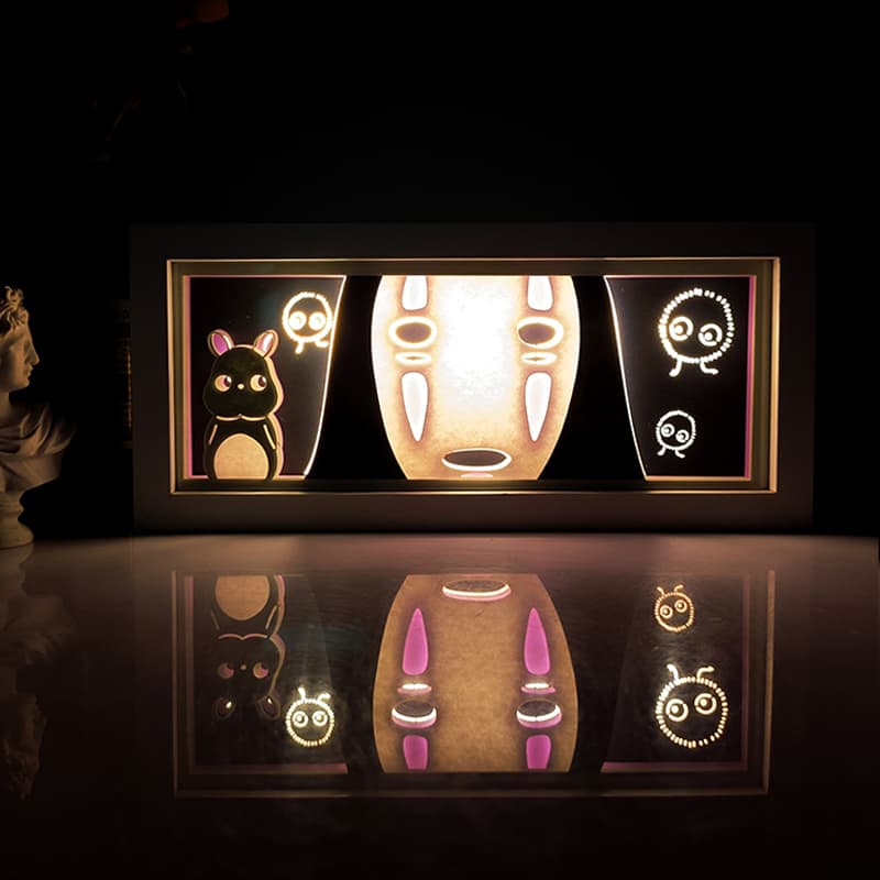Boîte lumineuse anime sans face sans face par Myanimelightbox, brillant dans une pièce sombre, un éclairage dramatique


