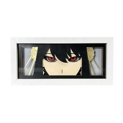 Spy x Family Yor Forger Anime Light Box od Myanimelightbox, displej v bílém rámu s ozdobným pozadím
