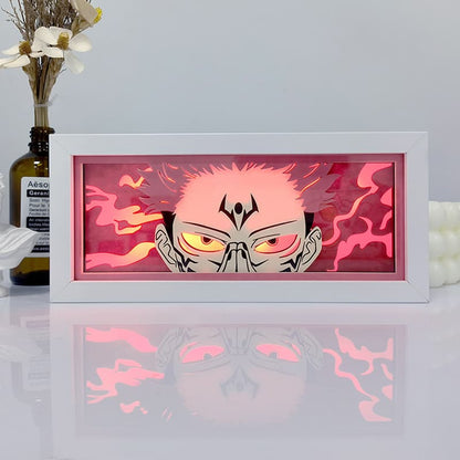 Caixa de luz de anime de modo aberto sukuna brilhando com luz acesa, luzes da sala visível, por MyanImelightBox