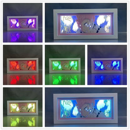 Kotak cahaya Sukuna dengan pelbagai lampu latar LED yang sengit dari Jujutsu Kaisen, mempamerkan tenaga terkutuk dalam hiasan dinding anime.

