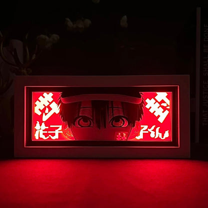 Toalet-vázaný Hanako-kun Hanako Anime Light Box od Myanimelightbox, zářící v temné místnosti, dramatické osvětlení
