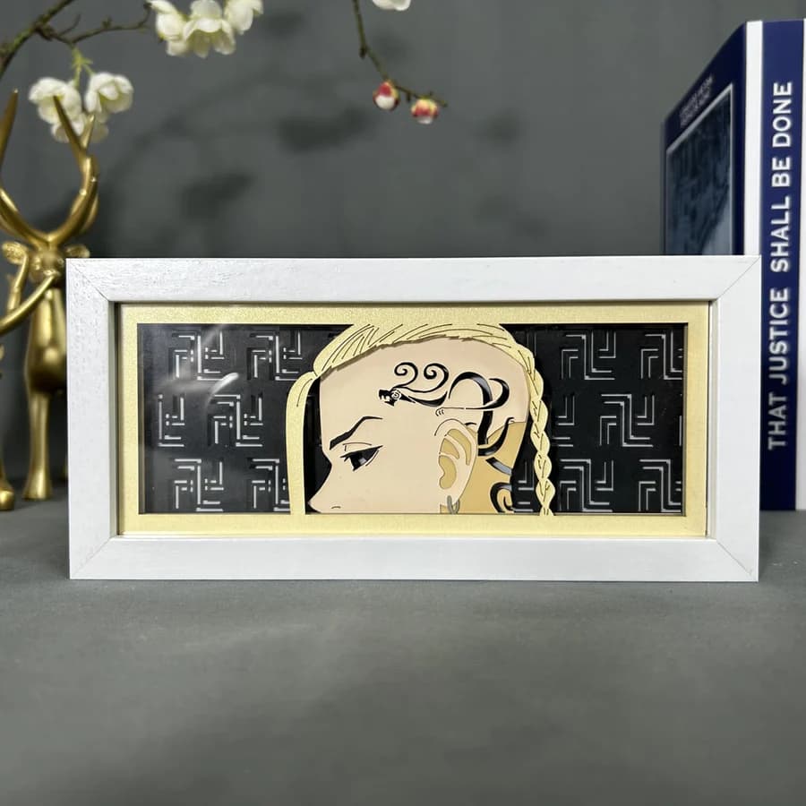 Tokyo Revengers Draken Anime Light Box oleh Myanimelightbox, dipaparkan, dalam bingkai putih dengan latar belakang hiasan
