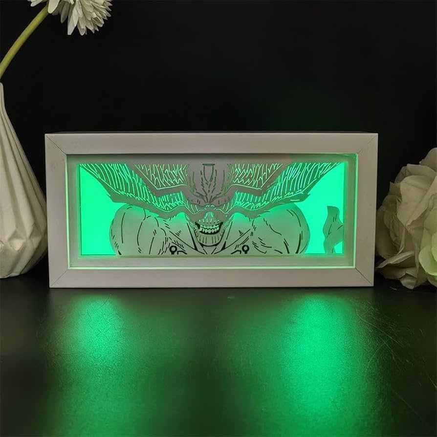 Caja de luz de Mahoraga con iluminación verde que resalta el diseño muscular y la rueda sagrada

