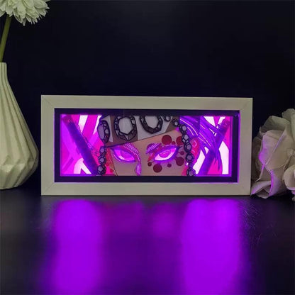 Fialová LED anime světelná krabička s designem očí Uzui, unikátní dekorativní lampa pro fanoušky a sběratele anime.