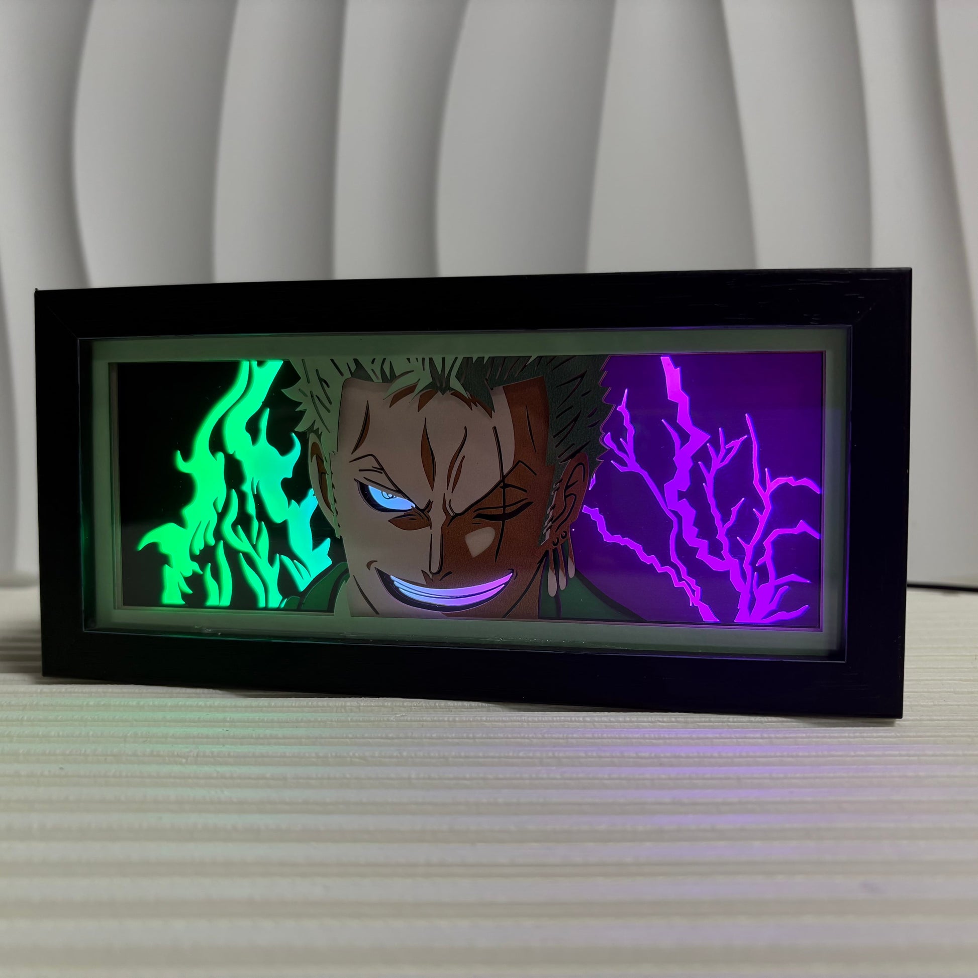Anime-valolaatikko, jossa miekkailijahahmo, jolla on vihreä liekki ja violetti LED-salamavalo