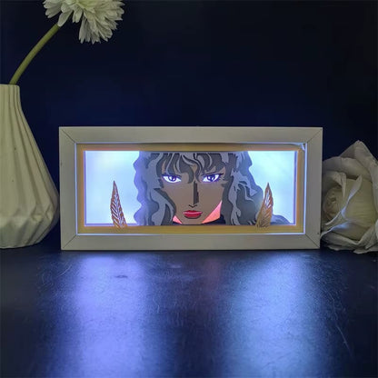 O retrato de Griffith com brilho LED branco e penas douradas no quadro.
