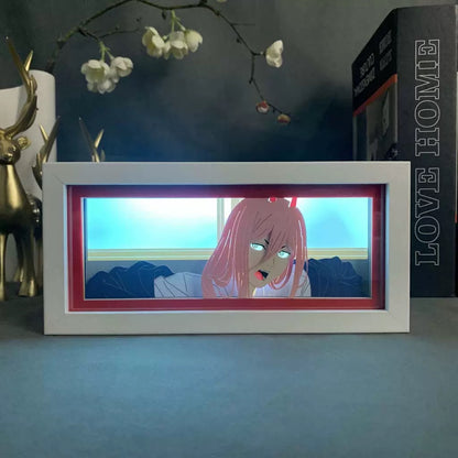 Síla z řetězové pily v její ikonické vzteky, zářící modrou LED podsvícení.