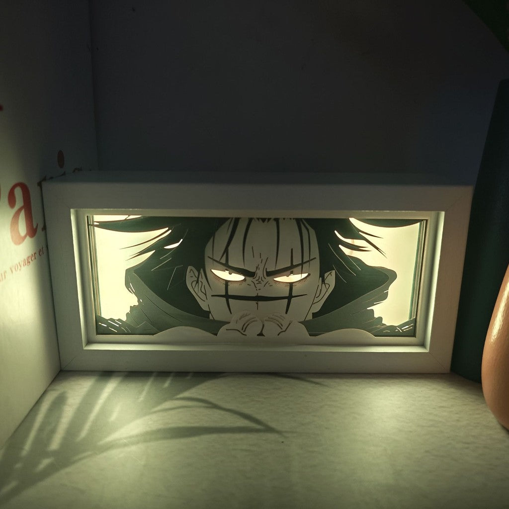 Karya seni berbingkai wajah bergaya choso dengan mata bercahaya pada latar belakang yang gelap