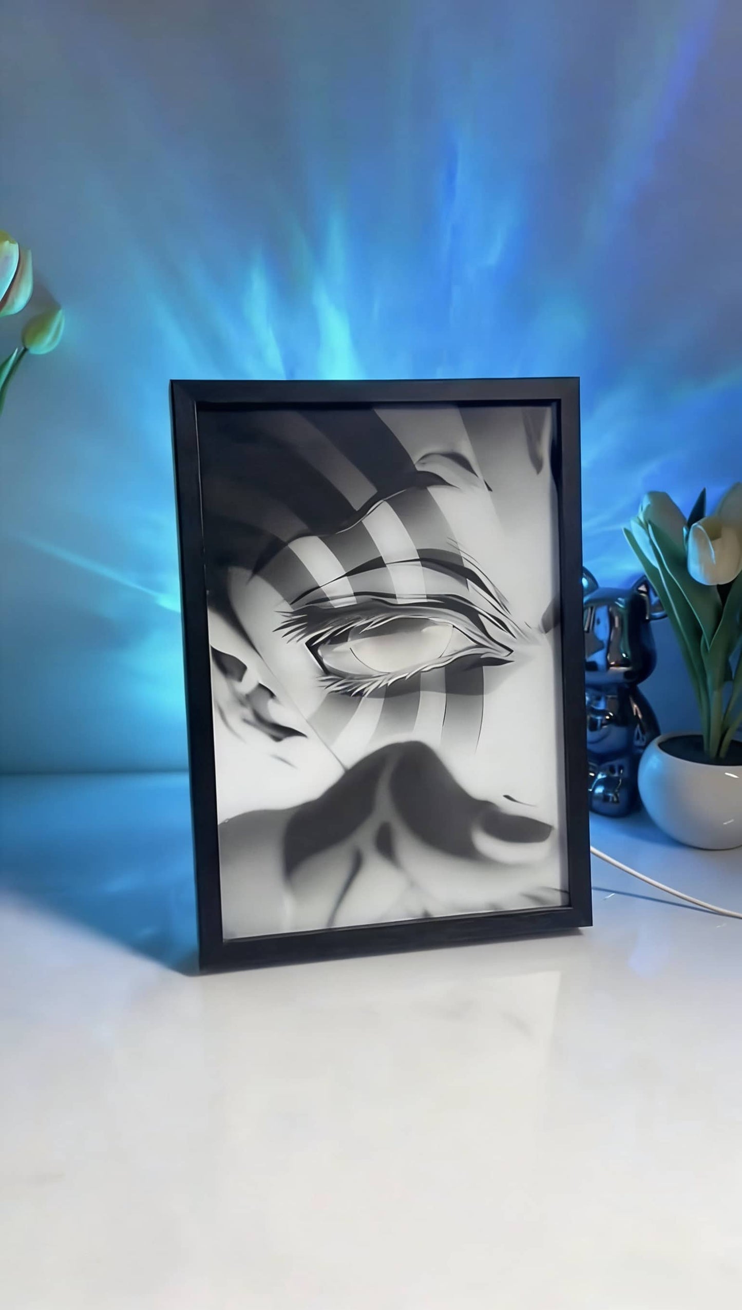 LED svjetlosni okvir s anime motivom Demon Slayera stvara efekt svjetlećeg zidnog svjetla u sobi.