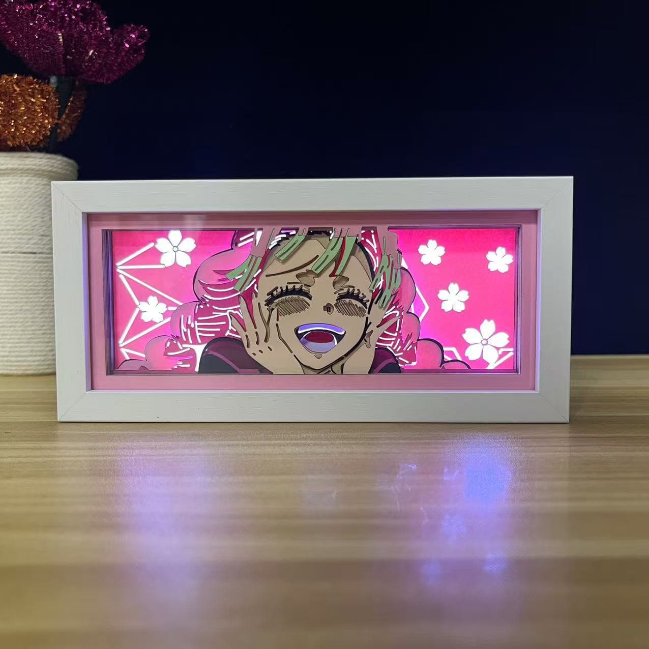 Boîte à lumière souriante Mitsuri Kanroji Demon Slayer sur fond rose avec des fleurs