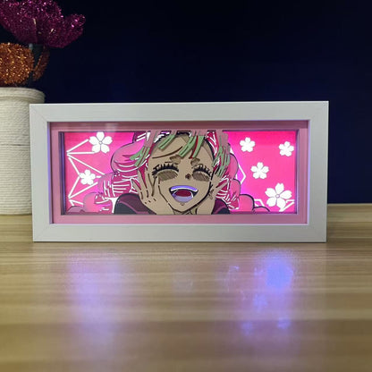 Boîte à lumière souriante Mitsuri Kanroji Demon Slayer sur fond rose avec des fleurs