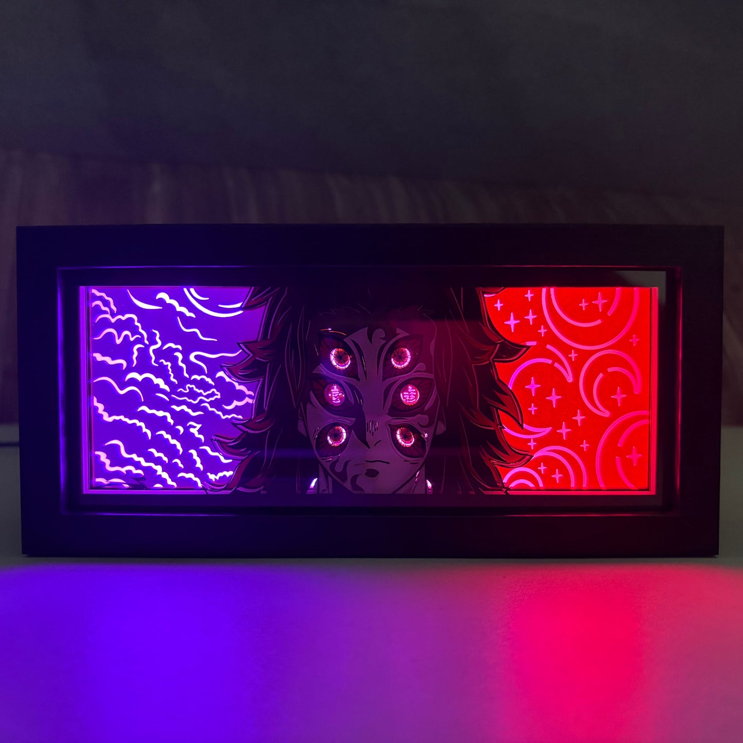 Demon Slayer Kokushibo -anime-valolaatikko hehkuvilla violeteilla ja punaisilla LED-paneeleilla, kuusisilmäinen demonikuvio mustassa kehyksessä
