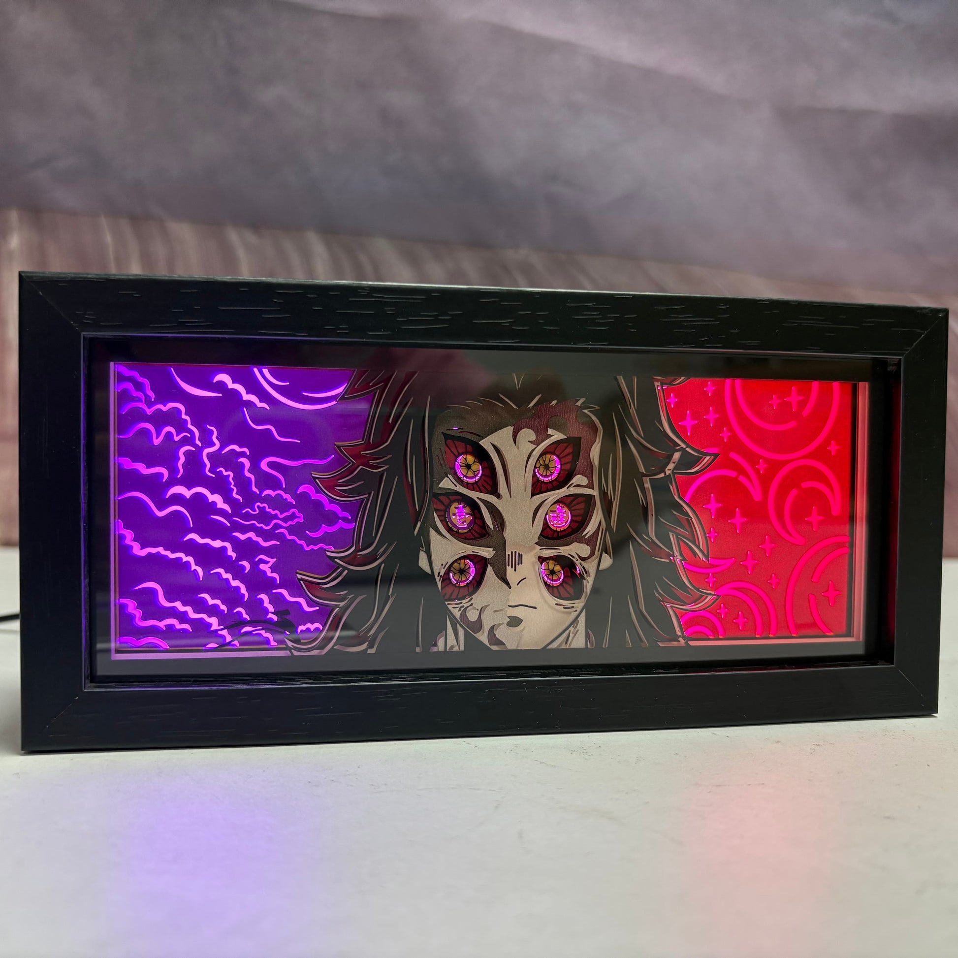Anime LED-valolaatikko, jossa on Demon Slayerin Kokushibo, yksityiskohtaiset kuusi silmää ja eloisa violetti punainen valaistus