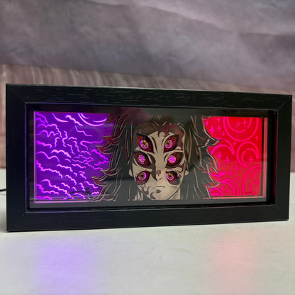 Anime LED-valolaatikko, jossa on Demon Slayerin Kokushibo, yksityiskohtaiset kuusi silmää ja eloisa violetti punainen valaistus