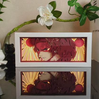 Demon Slayer Tanjiro Light Box diterangi – lampu bayang yang diilhamkan oleh anime dengan reka bentuk Tanjiro terperinci dan motif matahari Jepun