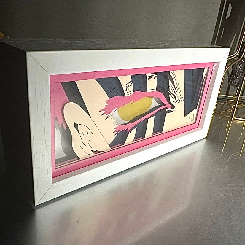 Seitenansicht der Tengen Uzui Demon Slayer RGB-Papierskulpturlampe
