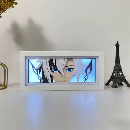 Genshin Impact Arlecchino Light Box brillant avec un éclairage LED bleu, avec un gros plan du visage d&#39;Arlecchino dans un cadre blanc sur une configuration de bureau minimale.