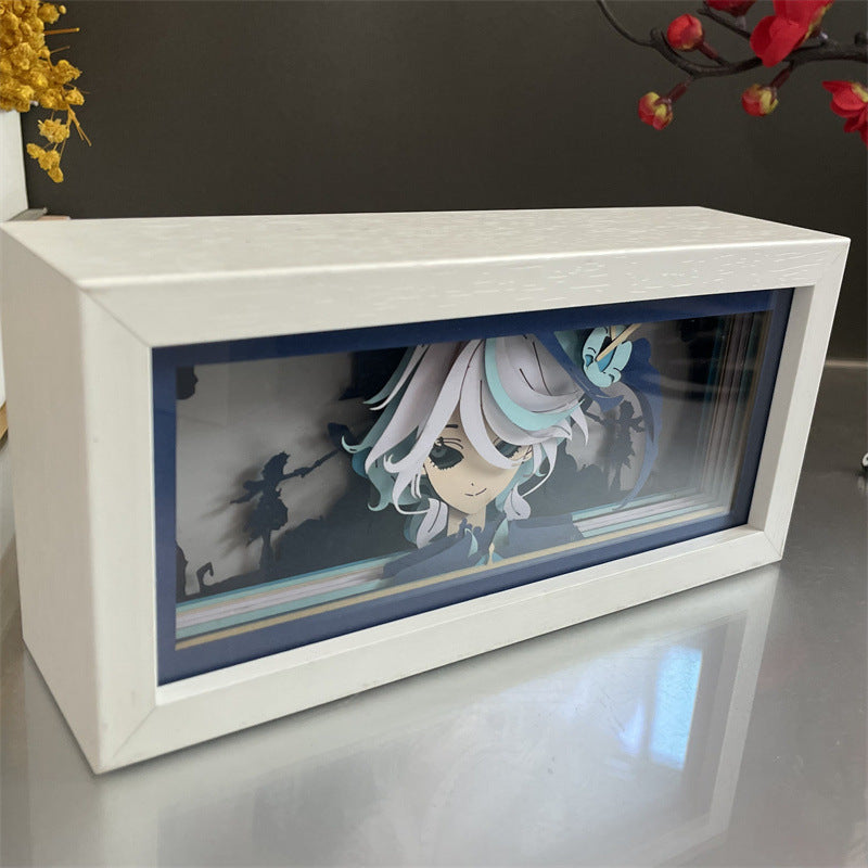Seitenansicht der Anime-Leuchtbox „Genshin Impact Wanderer“ mit geschichtetem Papierdesign und elegantem weißen Rahmen.
