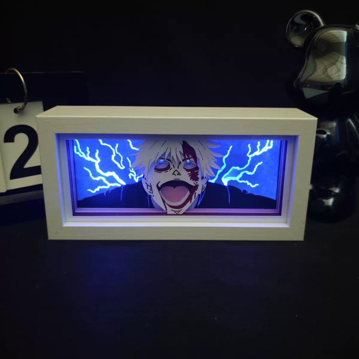 Affichage LED avec un personnage animé Gojo et des effets de foudre sur un fond sombre