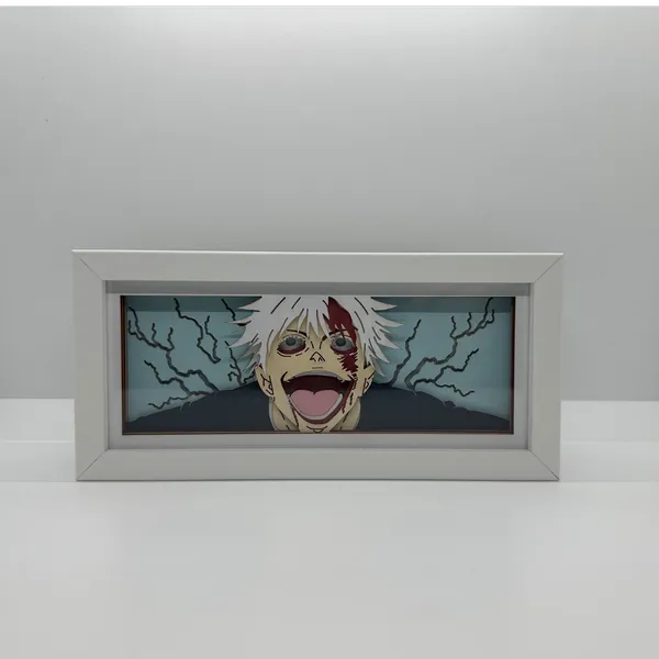 Obras de arte emolduradas de um personagem animado Gojo com uma moldura branca em um fundo cinza