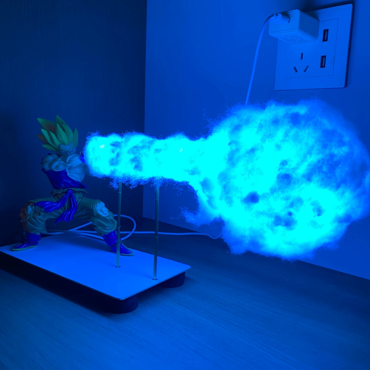 Lâmpada LED Dragon Ball Z Goku em forma de Super Saiyajin emitindo uma explosão Kamehameha azul fria