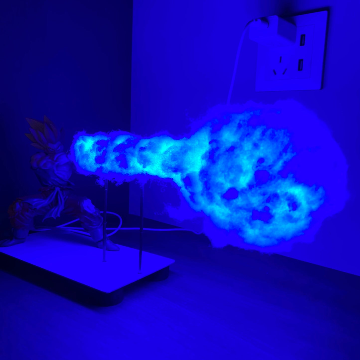 Luminária LED neon azul super brilhante com figura de anime Goku em prateleira de madeira
