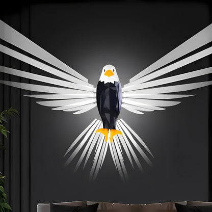 Wandlamp van een steenarend met led-vleugels die oplichten op een donkere muur boven de bank