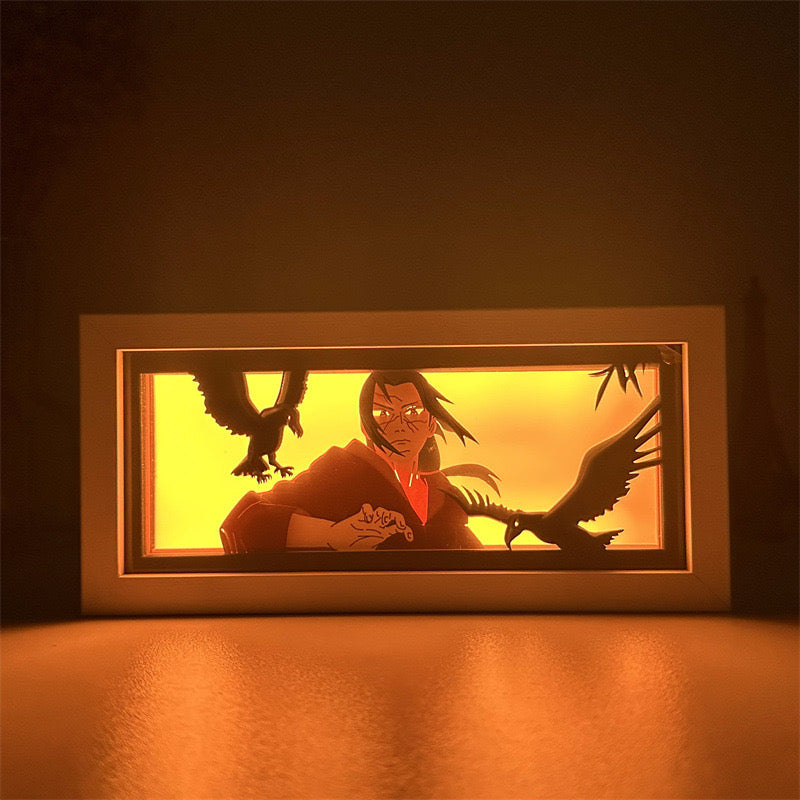 Naruto Itachi Uchiha Light Box mit gelber LED -Hintergrundbeleuchtung und Krähen, die dahinter fliegen

