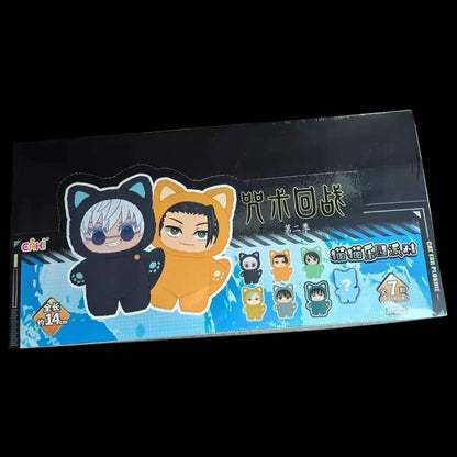 L'emballage de la peluche oreilles de chat Jujutsu Kaisen, une boîte surprise illustrée, présente les personnages