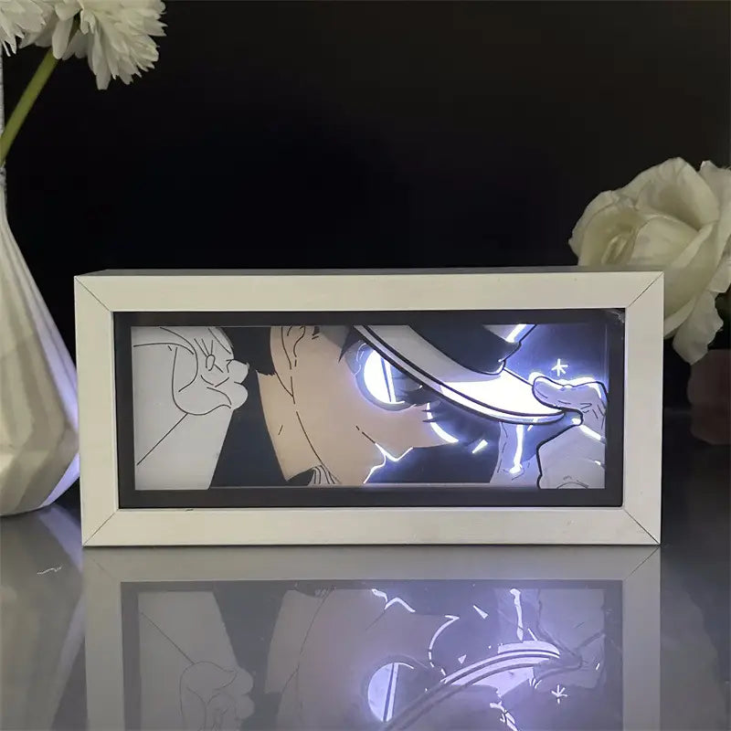 GLOW WHITE - Kaito Kuroba tersenyum di bawah cahaya LED putih dalam kotak cahaya Monochrome Magic Kaito.

