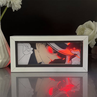 Glow rouge - Kaito Kuroba avec un rétro-éclairage à LED rouge intense, évoquant le drame et le flair.

