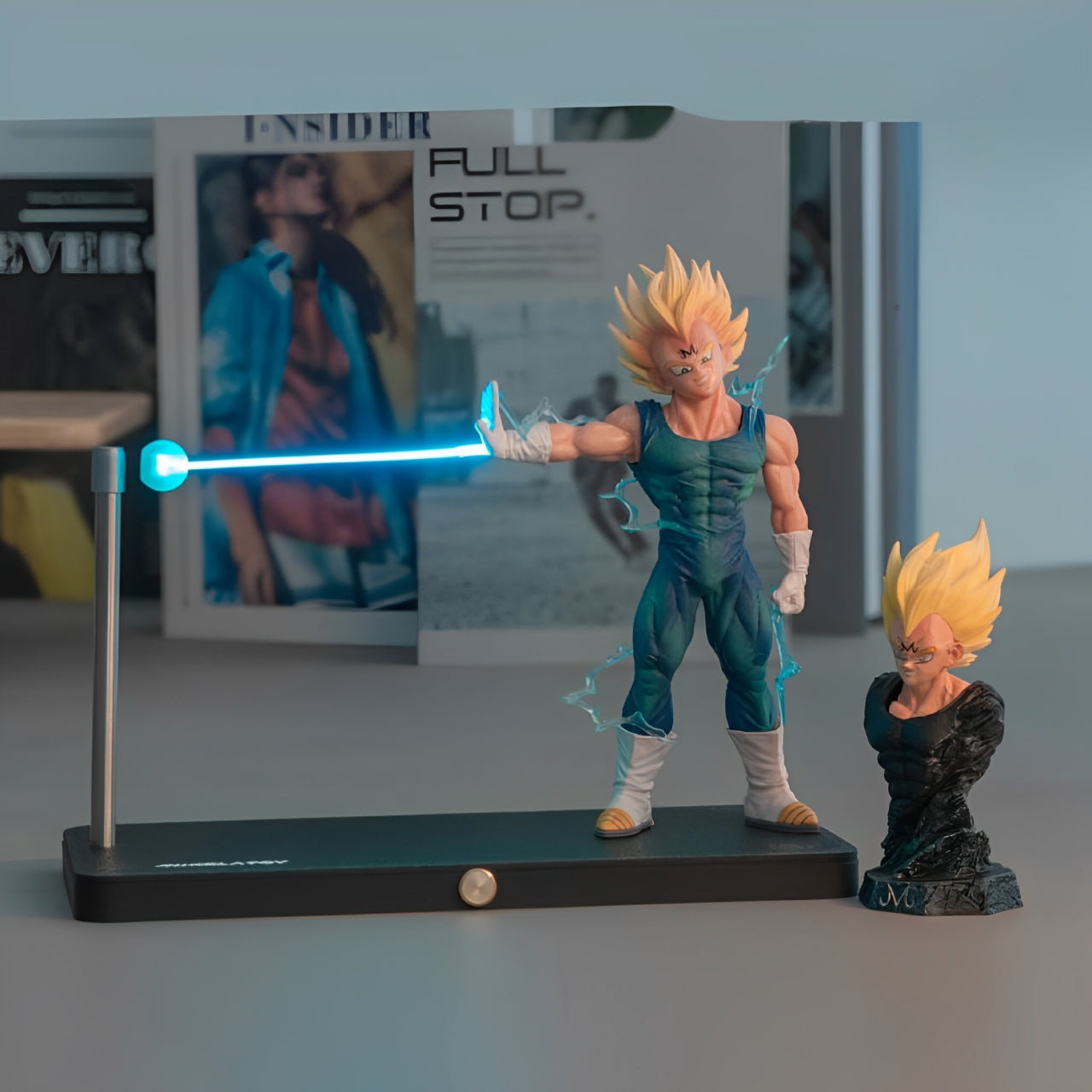 Luminária LED Majin Vegeta em configuração com pouca luz, feixe brilhante e fundo estético DBZ
