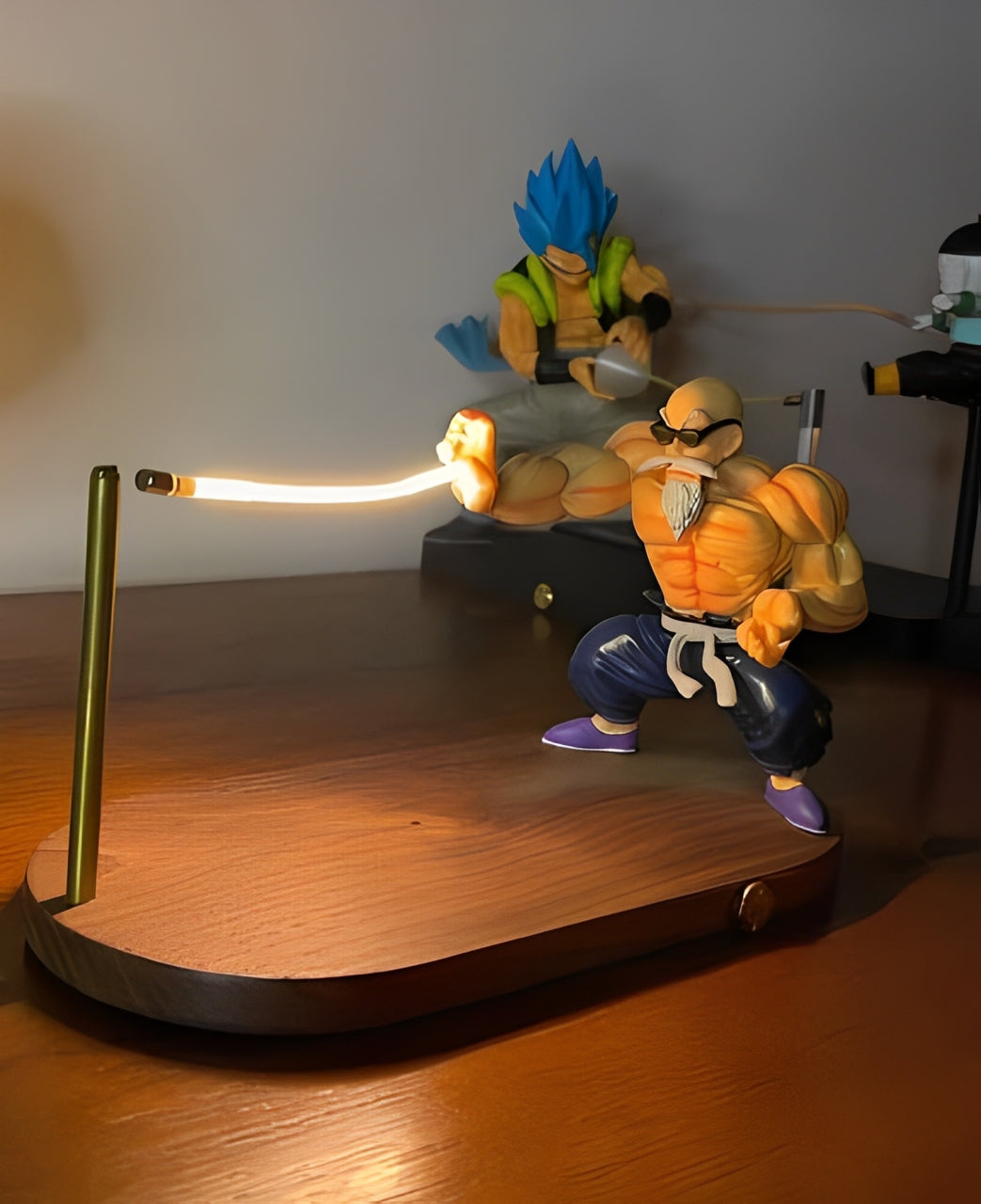 Master Roshi dan lampu anime Super Saiyan Blue Goku bersebelahan bercahaya di atas meja

