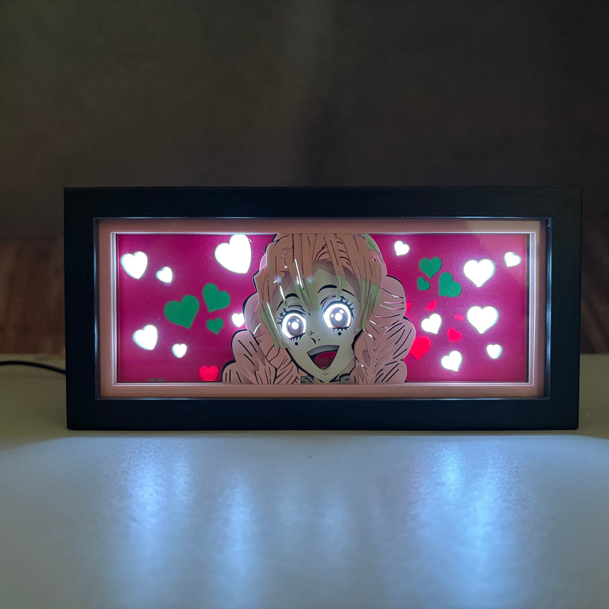 Demon Slayerin Mitsuri Kanroji LED-valolaatikko vaaleanpunaisella sydäntaustalla