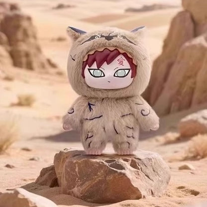 Gaara, simpatico peluche bestiale in costume da animale, peluche anime esposto in una scena desertica