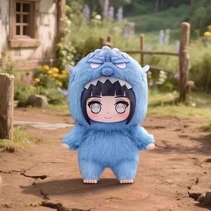 Peluche di Hinata Hyuga, adorabile bestia in costume da animale blu, peluche anime esposto in una scena del villaggio