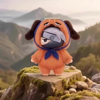 Peluche di Kakashi Hatake, simpatico animaletto in costume da animale, peluche anime con sfondo di montagna
