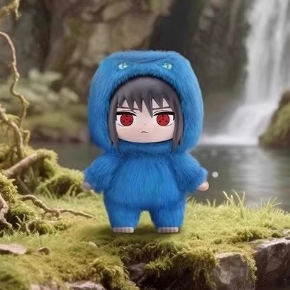Peluche di Uchiha Sasuke, adorabile bestia in costume blu, peluche anime con sfondo naturale