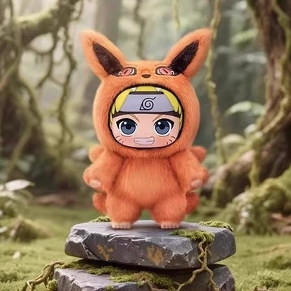 Peluche di Naruto Uzumaki, adorabile bestia in costume da animale, peluche anime esposto in una scena nella foresta
