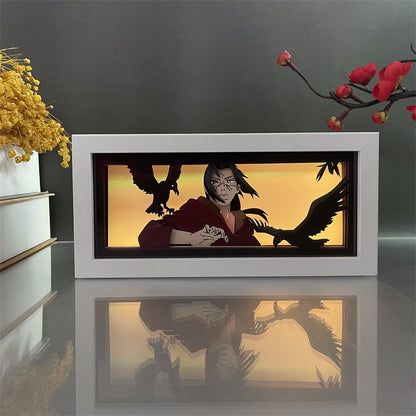 Kotak cahaya anime itachi Uchiha bercahaya kuning dengan siluet gagak berlapis

