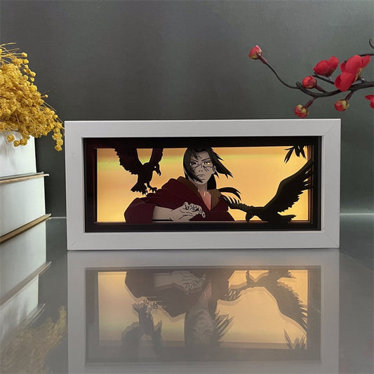 Kotak cahaya anime itachi Uchiha bercahaya kuning dengan siluet gagak berlapis

